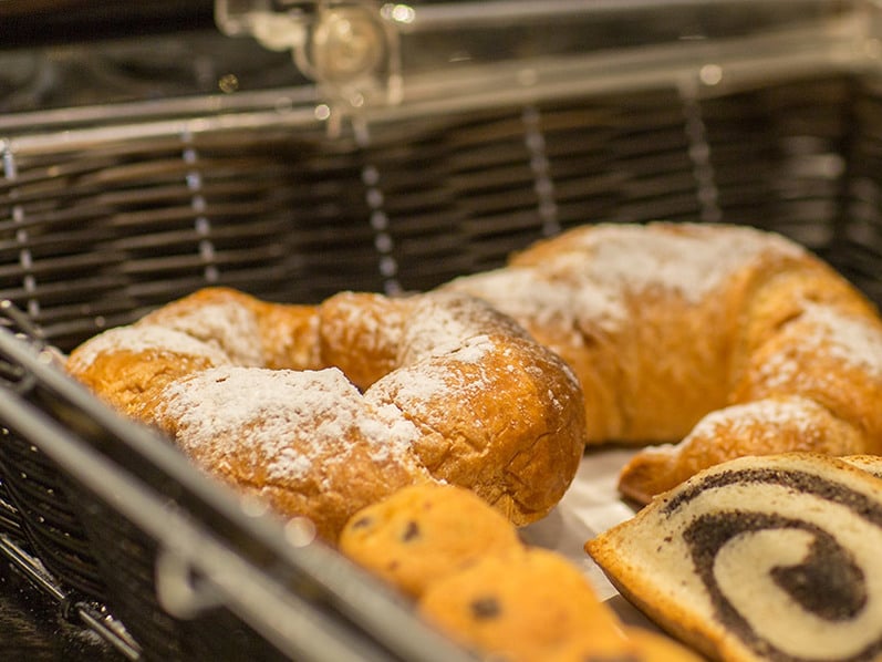 La vostra vacanza inizia con una deliziosa prima colazione con vista panoramica su Merano…